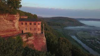 Link zum Video | Landschaft, Rheinland-Pfalz, Tourismusziel, Sandstein, Grabkapelle, Saar, Klause Kastel, Kastel-Staadt, Luftaufnahme, Kastel-Staadt, Sehenswürdigkeit, Tourismusregion, Natur, Bauwerk, Landkreis Trier-Saarburg