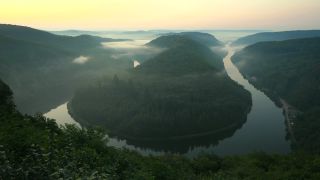 Link zum Video | Landschaft, Cloef, Tourismusziel, Saarland, Dreisbach, Deutschland, Nebel, Fluss, Saarschleife, Mettlach, Sehenswürdigkeit, Aussichtspunkt, Morgen, Natur, Point of Interest