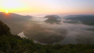 Link zum Video | Landschaft, Cloef, Tourismusziel, Saarland, Dreisbach, Deutschland, Nebel, Fluss, Saarschleife, Mettlach, Sehenswürdigkeit, Aussichtspunkt, Morgen, Natur, Point of Interest