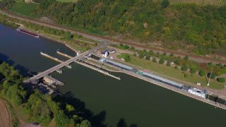 Link to Video | lock, cargo ship, landscape, bird's-eye view, Rhineland-Palatinate, canal, cargo shipping, Saar, maritime transport, Germany, Staustufe Serrig, water transport, Serrig, barrage, aerial shot, Serrig, human-made geographic feature, architectural structure