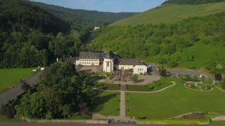 Link zum Video | Landschaft, Rheinland-Pfalz, Tourismusziel, Doppelstockbrücke (Bullay), Wasserstraße, Gewässer, Wolf, Mosel, Deutschland, Weinbaugebiet, Weinberg, Weinbau, Fluss, Mosel, Moseltal