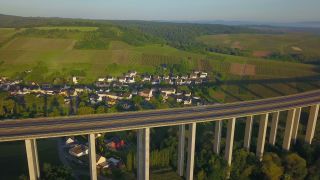 Link zum Video | Vogelperspektive, Rheinland-Pfalz, Brücke, Verkehr, Deutschland, Weinbaugebiet, Weinberg, Weinbau, Luftaufnahme, Transport, Bauwerk, Verkehrsweg, Moseltal