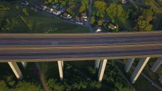 Link zum Video | Vogelperspektive, Rheinland-Pfalz, Brücke, Verkehr, Deutschland, Weinbaugebiet, Weinberg, Weinbau, Luftaufnahme, Transport, Bauwerk, Verkehrsweg, Moseltal