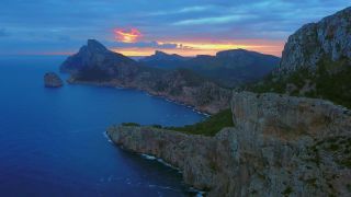 Link zum Video | Cap Formentor, Vogelperspektive, Tourismusziel, Meer, Steilküste, Kap, Insel, Landform, Spanien, Luftaufnahme, Mittelmeer, Sehenswürdigkeit, Balearische Inseln, Vogelperspektive, Mittelmeerraum, Mallorca, Küste, Mittelmeer