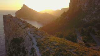 Link zum Video | Cap Formentor, Vogelperspektive, Tourismusziel, Meer, Steilküste, Kap, Insel, Landform, Spanien, Luftaufnahme, Mittelmeer, Sehenswürdigkeit, Balearische Inseln, Vogelperspektive, Mittelmeerraum, Mallorca, Küste, Mittelmeer