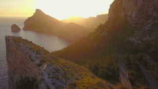 Link zum Video | Cap Formentor, Vogelperspektive, Tourismusziel, Meer, Steilküste, Kap, Insel, Landform, Spanien, Luftaufnahme, Mittelmeer, Sehenswürdigkeit, Balearische Inseln, Vogelperspektive, Mittelmeerraum, Mallorca, Küste, Mittelmeer