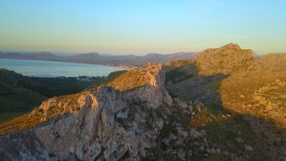 Link zum Video | Cap Formentor, Vogelperspektive, Tourismusziel, Meer, Steilküste, Kap, Insel, Landform, Spanien, Luftaufnahme, Mittelmeer, Sehenswürdigkeit, Balearische Inseln, Vogelperspektive, Mittelmeerraum, Mallorca, Küste, Mittelmeer