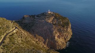 Link zum Video | Cap Formentor, Vogelperspektive, Tourismusziel, Meer, Steilküste, Kap, Insel, Landform, Spanien, Luftaufnahme, Mittelmeer, Sehenswürdigkeit, Balearische Inseln, Vogelperspektive, Mittelmeerraum, Mallorca, Küste, Mittelmeer