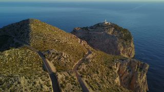 Link zum Video | Cap Formentor, Vogelperspektive, Tourismusziel, Meer, Steilküste, Kap, Insel, Landform, Spanien, Luftaufnahme, Mittelmeer, Sehenswürdigkeit, Balearische Inseln, Vogelperspektive, Mittelmeerraum, Mallorca, Küste, Mittelmeer