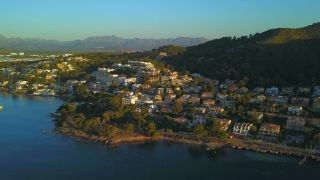 Link zum Video | Vogelperspektive, Tourismusziel, Meer, Alcudia Port, Spanien, Luftaufnahme, Mittelmeer, Balearische Inseln, Mittelmeerraum, Mallorca, Mittelmeer