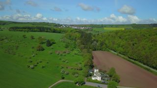 Link zum Video | Landschaft, Vogelperspektive, Rheinland-Pfalz, Deutschland, Acker, Wald, Luftaufnahme, Dorf, Fisch, Natur, Saargau