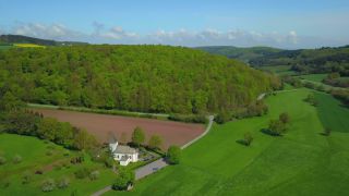 Link zum Video | Landschaft, Vogelperspektive, Rheinland-Pfalz, Deutschland, Acker, Wald, Luftaufnahme, Dorf, Fisch, Natur, Saargau
