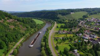 Link zum Video | Frachtschiff, Vogelperspektive, Rheinland-Pfalz, Frachtschifffahrt, Gemeinde, Gewässer, Ort, Deutschland, Verkehrsträger, Fließgewässer, Fluss, Luftaufnahme, Dorf, Serrig, Transport, Landkreis Trier-Saarburg