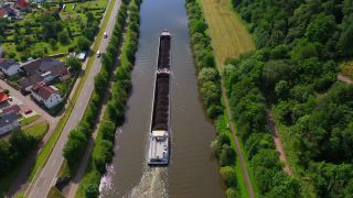 Link zum Video | Frachtschiff, Vogelperspektive, Rheinland-Pfalz, Frachtschifffahrt, Gemeinde, Gewässer, Ort, Deutschland, Verkehrsträger, Fließgewässer, Fluss, Luftaufnahme, Dorf, Serrig, Transport, Landkreis Trier-Saarburg