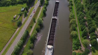 Link zum Video | Frachtschiff, Vogelperspektive, Rheinland-Pfalz, Frachtschifffahrt, Gemeinde, Gewässer, Ort, Deutschland, Verkehrsträger, Fließgewässer, Fluss, Luftaufnahme, Dorf, Serrig, Transport, Landkreis Trier-Saarburg