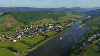 Link zum Video | Landschaft, Vogelperspektive, Rheinland-Pfalz, Saar, Fließgewässer, Tal, Fluss, Luftaufnahme, Mosel, Landkreis Trier-Saarburg