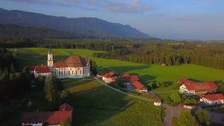 Link zum Video | Oberbayern, Landschaft, Vogelperspektive, Tourismusziel, Alpen, Wieskirche, Deutschland, Pfaffenwinkel, Kirche, Gebirge, Luftaufnahme, Sehenswürdigkeit, Steingaden, Bayern