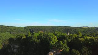 Link zum Video | Landschaft, Vogelperspektive, Rheinland-Pfalz, Tourismusziel, Ehrenfriedhof Kastel, Karl Friedrich Schinkel, Klause Kastel, Deutschland, St. Johannes der Täufer, Wald, Luftaufnahme, Kastel-Staadt, Sehenswürdigkeit, Bauwerk, Landkreis Trier-Saarburg