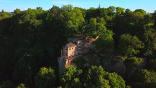 Link zum Video | Landschaft, Vogelperspektive, Rheinland-Pfalz, Tourismusziel, Ehrenfriedhof Kastel, Karl Friedrich Schinkel, Klause Kastel, Deutschland, St. Johannes der Täufer, Wald, Luftaufnahme, Kastel-Staadt, Sehenswürdigkeit, Bauwerk, Landkreis Trier-Saarburg