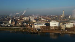 Link zum Video | Rheinland-Pfalz, chemische Industrie, Ludwigshafen am Rhein, Industriegebiet, Anlage, Rhein, Industrie, BASF SE