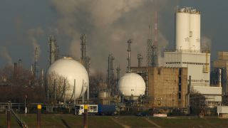 Link zum Video | Rheinland-Pfalz, chemische Industrie, Ludwigshafen am Rhein, Industriegebiet, Anlage, Rhein, Industrie, BASF SE
