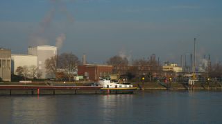 Link to Video | Rhineland-Palatinate, chemical industry, Ludwigshafen, industrial zone, industrial plant, Rhine, industrial sector, BASF