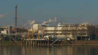 Link zum Video | Rheinland-Pfalz, chemische Industrie, Ludwigshafen am Rhein, Industriegebiet, Anlage, Rhein, Industrie, BASF SE