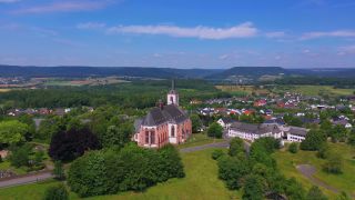 Link zum Video | Landschaft, Vogelperspektive, Rheinland-Pfalz, Gemeinde, Ort, Deutschland, Klausen, Kirche, Luftaufnahme, Landkreis Bernkastel-Wittlich