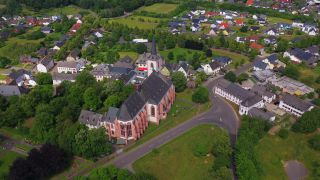 Link zum Video | Landschaft, Vogelperspektive, Rheinland-Pfalz, Gemeinde, Ort, Deutschland, Klausen, Kirche, Luftaufnahme, Landkreis Bernkastel-Wittlich