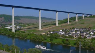 Link zum Video | Landschaft, Rheinland-Pfalz, Brücke, Hochmoselübergang, Mosel, Deutschland, Zeltingen-Rachtig, Weinbaugebiet, Weinberg, Weinbau, Mosel, Transport, Hochmoselbrücke, Moseltal