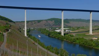 Link zum Video | Landschaft, Rheinland-Pfalz, Brücke, Hochmoselübergang, Mosel, Deutschland, Zeltingen-Rachtig, Weinbaugebiet, Weinberg, Weinbau, Mosel, Transport, Hochmoselbrücke, Moseltal