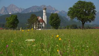 Link zum Video | Landkreis Ostallgäu, Schwaben, Landschaft, Tourismusziel, Alpen, St. Coloman in Schwangau, Kirchengebäude, Deutschland, Alpenvorland, religiöses Gebäude, Schwangau, Urlaubsregion, Gebäude, Sakralarchitektur, Sehenswürdigkeit, Tourismusregion, Allgäuer Alpen, Bayern
