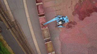 Link to Video | bird's-eye view, Schotterwerk, excavator, loader, railway, loading, aerial shot, industrial sector, train, freight train