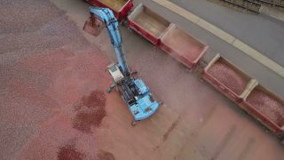 Link zum Video | Vogelperspektive, Schotterwerk, Bagger, Radlader, Eisenbahn, Verladung, Luftaufnahme, Industrie, Zug, Güterzug