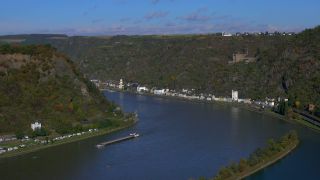 Link zum Video | Landschaft, Rheinland-Pfalz, Tourismusziel, Wasserstraße, Schifffahrt, Deutschland, Fluss, natürliches Fließgewässer, Sankt Goarshausen, Strom, Tourismusregion, Rhein