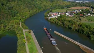 Link to Video | lock, cargo ship, landscape, bird's-eye view, Rhineland-Palatinate, transport, cargo shipping, Saar, maritime transport, Germany, barrage, river, aerial shot, Hamm, Kanzem, transport