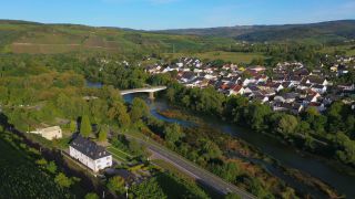 Link to Video | landscape, bird's-eye view, Rhineland-Palatinate, Kanzemer Altenberg, Saar, vineyard location, Germany, wine-producing region, vineyard, viticulture, river, aerial shot, Kanzem, Mosel-Saar-Ruwer