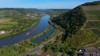 Link zum Video | Vogelperspektive, Rheinland-Pfalz, Saar, Deutschland, Ockfener Bockstein, Weinbaugebiet, Weinberg, Weinbau, Ockfen, Luftaufnahme, Ockfen, Mosel