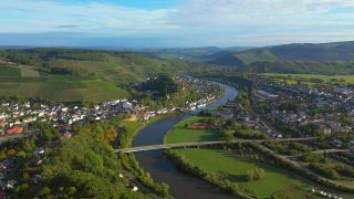 Link zum Video | Landschaft, Vogelperspektive, Rheinland-Pfalz, Saar, Deutschland, Saarburg, Fluss, Luftaufnahme, Stadt, Saarburg