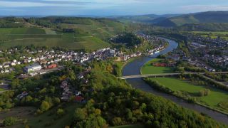 Link zum Video | Landschaft, Vogelperspektive, Rheinland-Pfalz, Saar, Deutschland, Saarburg, Fluss, Luftaufnahme, Stadt, Saarburg