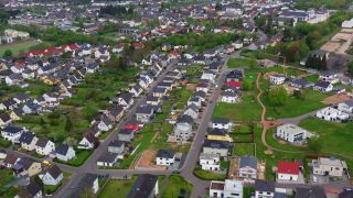 Link zum Video | Vogelperspektive, Rheinland-Pfalz, Infrastruktur, Deutschland, Neubau, Haus, Luftaufnahme, Siedlung, Stadt, Saarburg, Häuser, Behausung, Baunutzungsverordnung, Bauwerk
