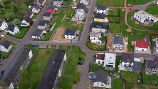 Link to Video | bird's-eye view, Rhineland-Palatinate, infrastructure, Germany, Neubau, house, aerial shot, human settlement, city, Saarburg, Häuser, residence, Baunutzungsverordnung, architectural structure