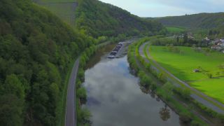 Link zum Video | Frachtschiff, Vogelperspektive, Rheinland-Pfalz, Wasserstraße, Transport, Frachtschifffahrt, Saar, Deutschland, Fluss, Luftaufnahme, Binnenschifffahrt, Kastel-Staadt, Transport, Verkehrsweg, Binnengewässer, Binnenschiff