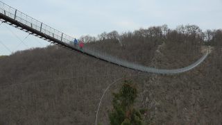 Link to Video | footbridge, landscape, Rhineland-Palatinate, tourist destination, bridge, suspension bridge, autumn, Hunsrück-Hochwald National Park, Germany, Geierlay, color, 4K resolution, Hunsrück, simple suspension bridge, valley, forest, daytime, Kastellaun, tourist attraction, Mörsdorf, nature, Rhein-Hunsrück-Kreis
