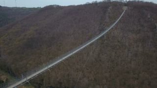 Link zum Video | Fußgängerbrücke, Landschaft, Rheinland-Pfalz, Tourismusziel, Brücke, Hängebrücke, Herbst, Nationalpark Hunsrück-Hochwald, Deutschland, Geierlay, Farbe, 4K, Hunsrück, Seilbrücke, Tal, Wald, Lichter Tag, Verbandsgemeinde Kastellaun, Sehenswürdigkeit, Mörsdorf, Natur, Rhein-Hunsrück-Kreis