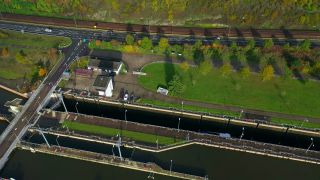 Link to Video | lock, cargo ship, bird's-eye view, canal, cargo shipping, Verkehr, hydraulic structure, mode of transport, barrage, watercourse, transport infrastructure, river, aerial shot, transport, thoroughfare