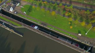 Link zum Video | Schiffsschleuse, Frachtschiff, Vogelperspektive, Kanal, Frachtschifffahrt, Verkehr, hydraulisches Bauwerk, Verkehrsträger, Staustufe, Fließgewässer, Verkehrsinfrastruktur, Fluss, Luftaufnahme, Transport, Verkehrsweg
