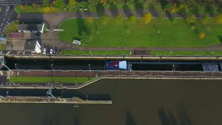 Link zum Video | Schiffsschleuse, Frachtschiff, Vogelperspektive, Kanal, Frachtschifffahrt, Verkehr, hydraulisches Bauwerk, Verkehrsträger, Staustufe, Fließgewässer, Verkehrsinfrastruktur, Fluss, Luftaufnahme, Transport, Verkehrsweg
