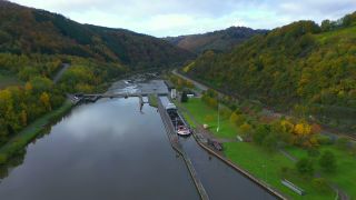 Link to Video | lock, cargo ship, bird's-eye view, canal, cargo shipping, Verkehr, hydraulic structure, mode of transport, barrage, watercourse, transport infrastructure, river, aerial shot, transport, thoroughfare