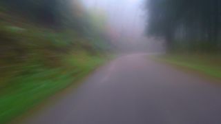 Link zum Video | Landschaft, Verkehr, Sichtbarkeit, Fahren, Verkehrsträger, Straße, Nebel, Verkehrsmittel, Sichtweite, Transport, Natur, Verkehrsweg